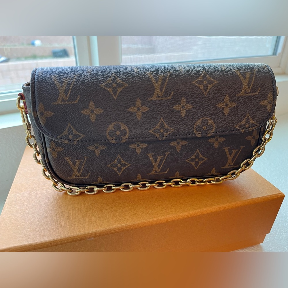 Louis Vuitton Monogram Ivy WOC chain strap